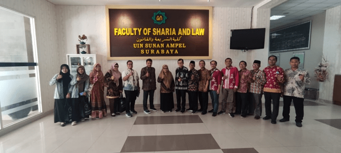 Sesi foto bersama para tamu dari Universitas Negeri Malang ke FSH