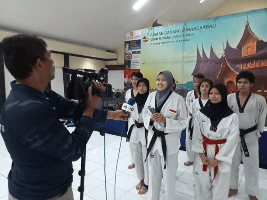 Imatus Sholicha Menjadi Pelatih Taekwondo Rumah Gadang Minangkabau Jatim
