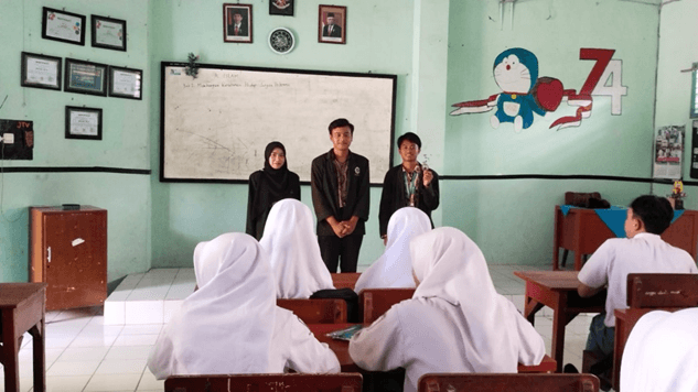 Anggota KEA mengajak SMA Muhammadiyah 1 Nganjuk untuk menjauhkan Kasus PMKH 