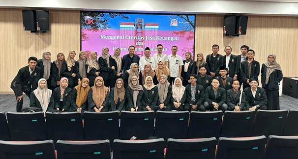 Peserta Kunjungan Edukasi Kantor Otoritas Jasa Keuangan Jawa Timur