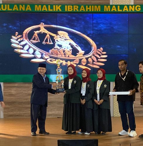 Bersama Piala Mahasiswi FSH Juara 2 Lomba Debat UIN Malang 2023