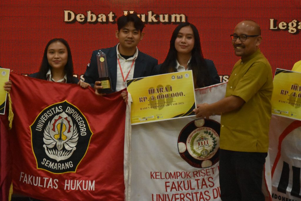 Juara 1 Universitas Diponegoro bersama Rektor UINSA